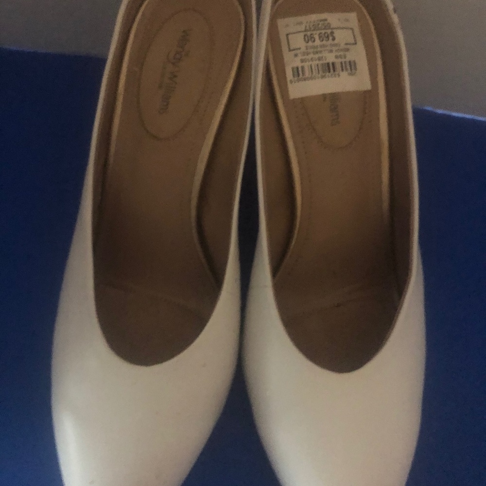 Wendy Williams White Mules. Sz 8W